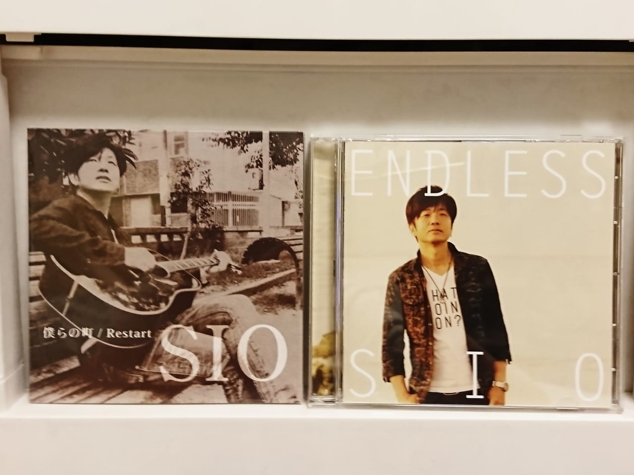SIOの楽曲シングル「僕らの町」とアルバム「ENDLESS」のCDと