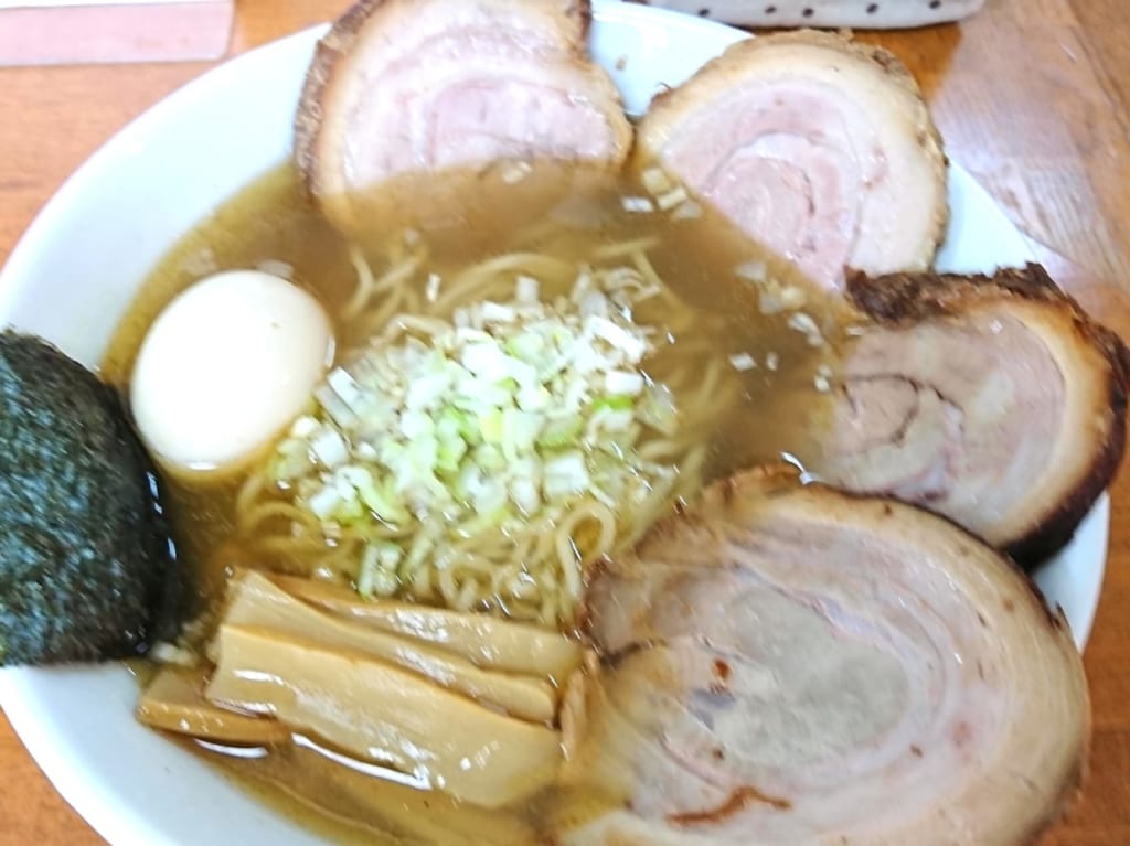 チャーシューを追加しためんや友絆の味玉塩ラーメン