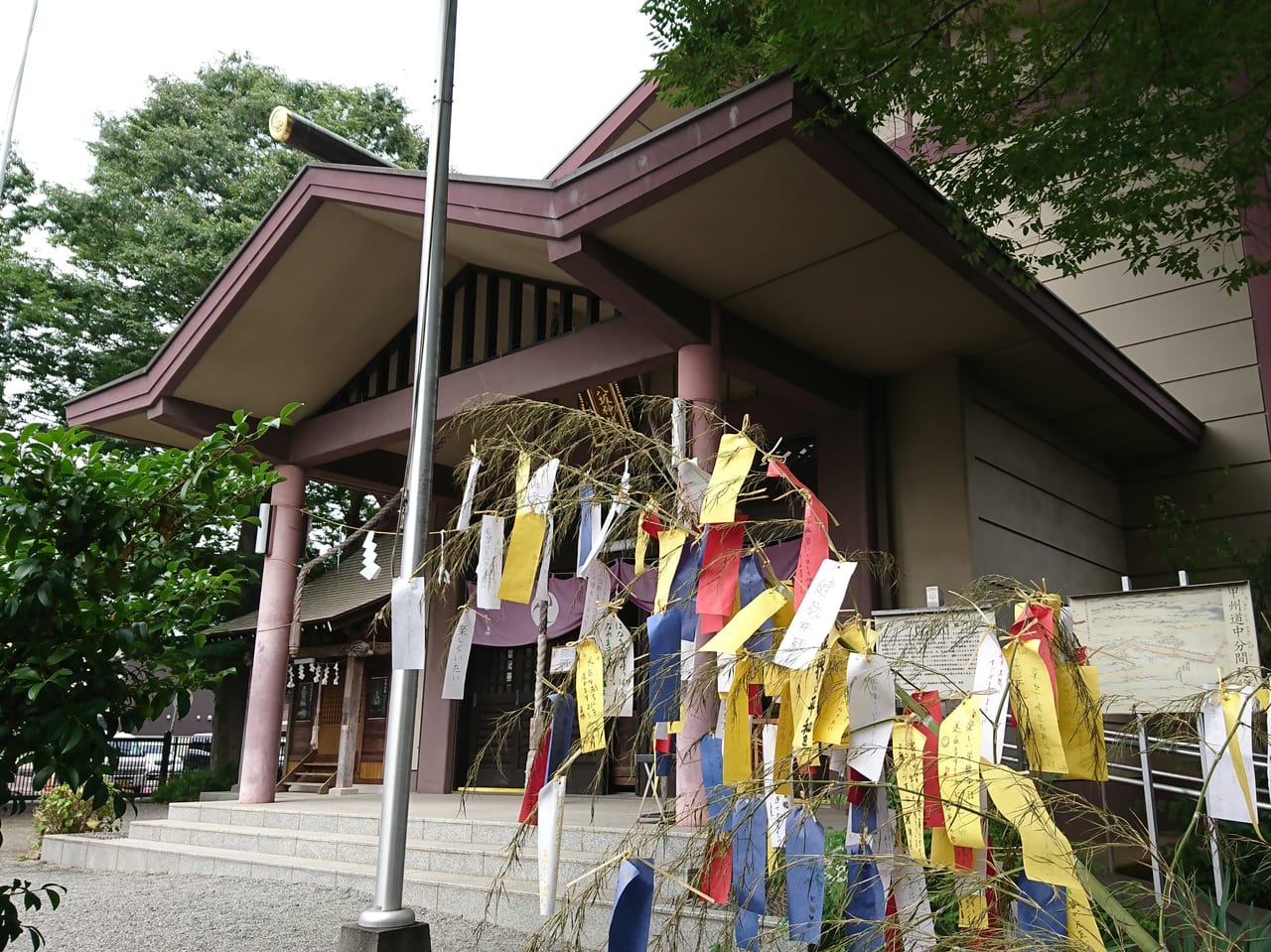 たくさんの願い事が飾られた七夕飾りのある八坂神社