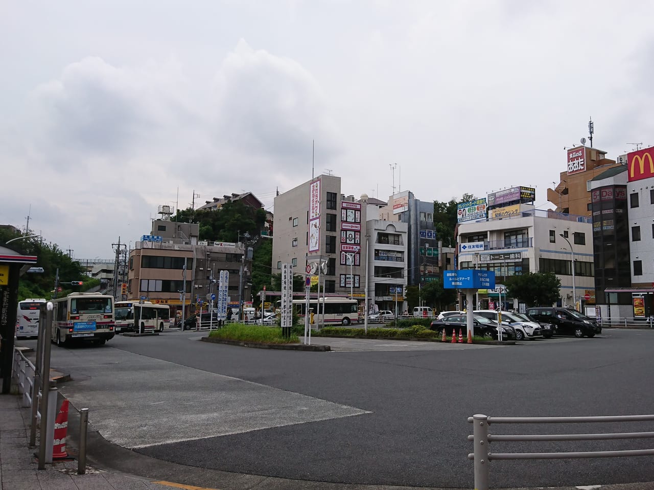 日野駅バスロータリー