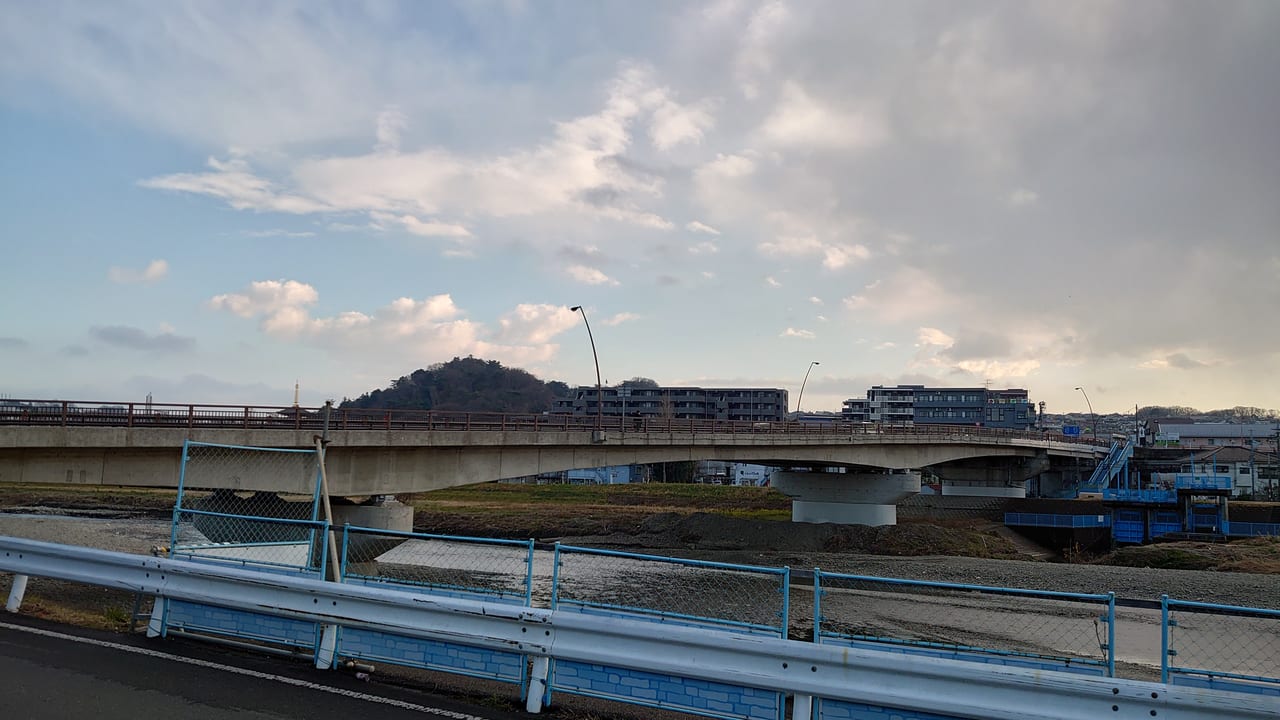 プラントライフさえきから見た高幡橋