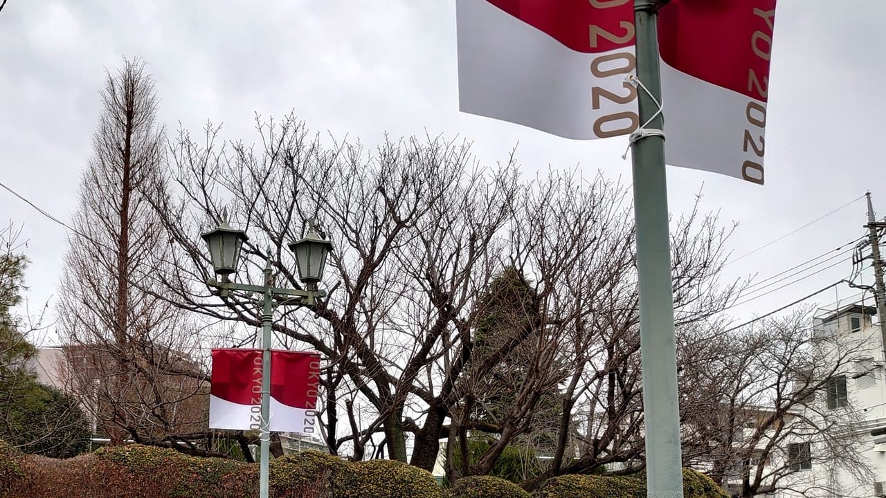 豊田駅周辺の街燈に飾られた東京2020のフラッグ（富士電機前）