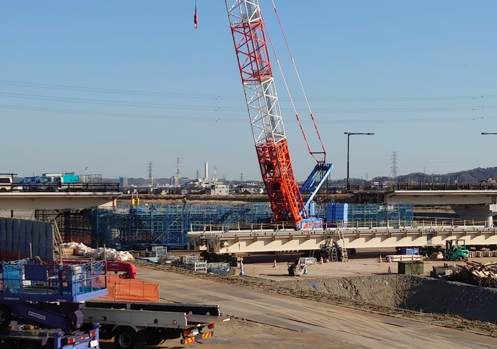 立川市側からの日野橋の応急復旧工事の様子