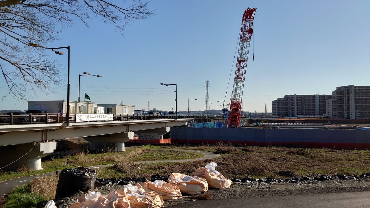 立川市側からの日野橋の応急復旧工事の様子