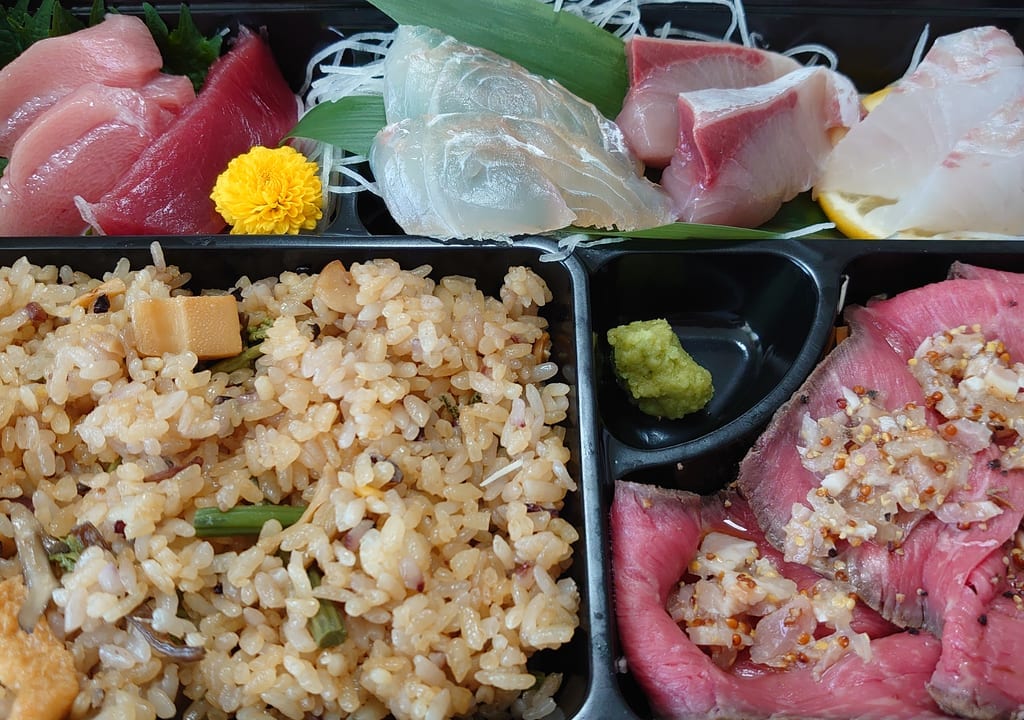 たまり処ごんのコラボ豪華弁当