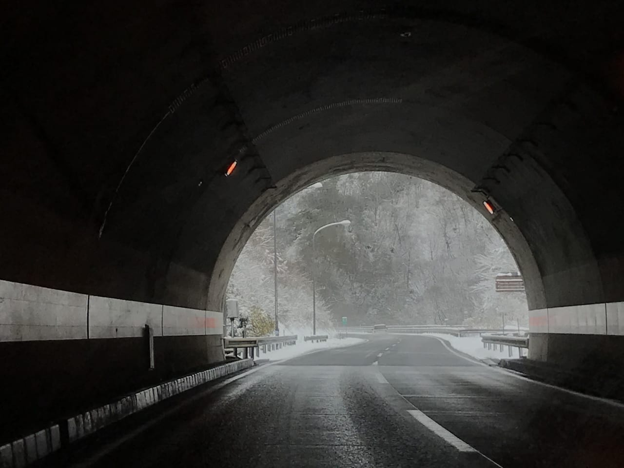 トンネルのあと雪