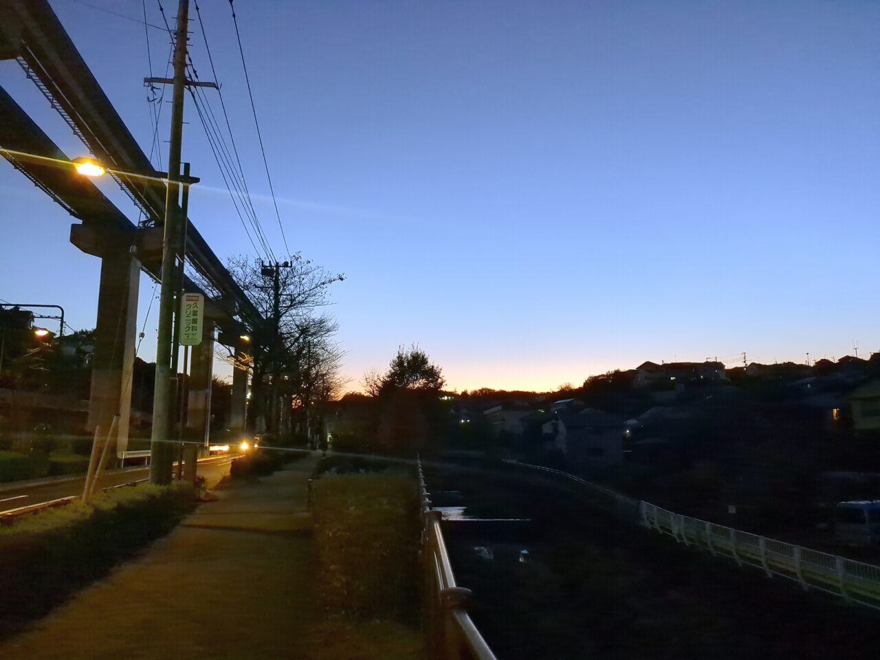 モノレール沿い　夕暮れ