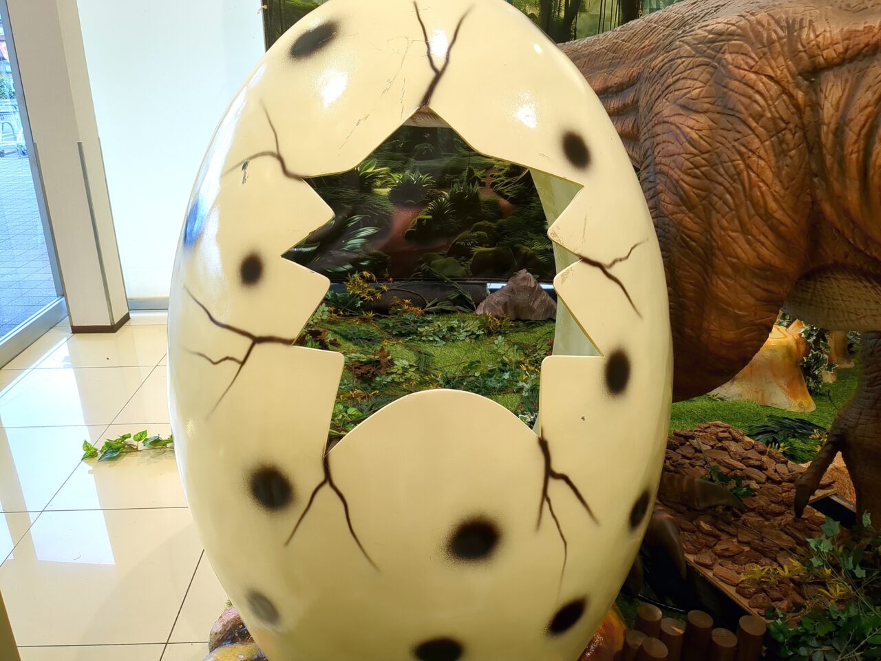 ティラノサウルス アルプス日野店